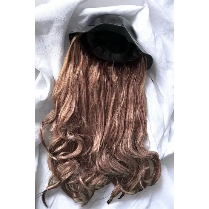 Şapka Detaylı Kahverengi Dalgalı Peruk