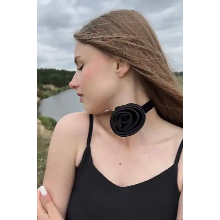 Siyah Renk Gül Detaylı Choker Kolye