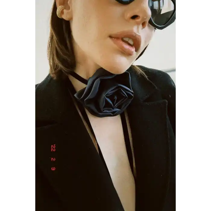 Siyah Renk Gül Detaylı Choker Kolye