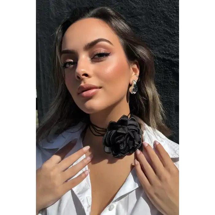Siyah Renk Gül Detaylı İpli Choker Kolye