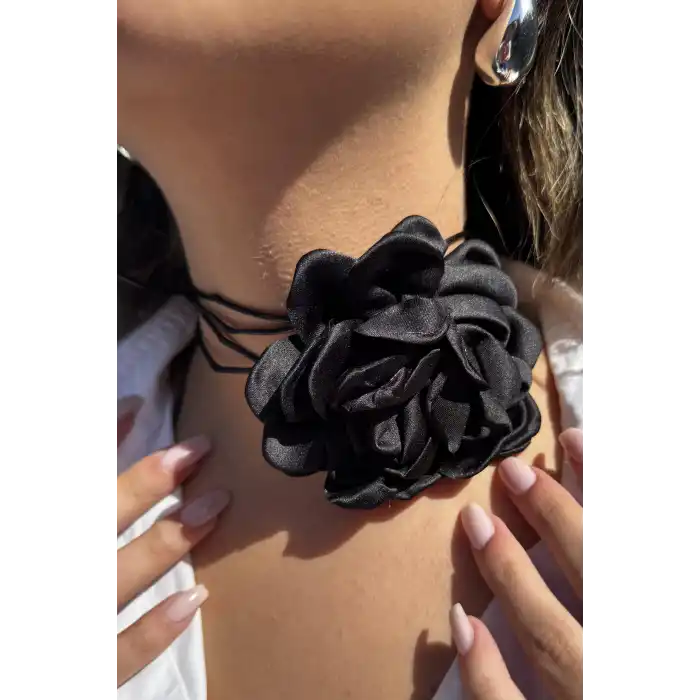 Siyah Renk Gül Detaylı İpli Choker Kolye