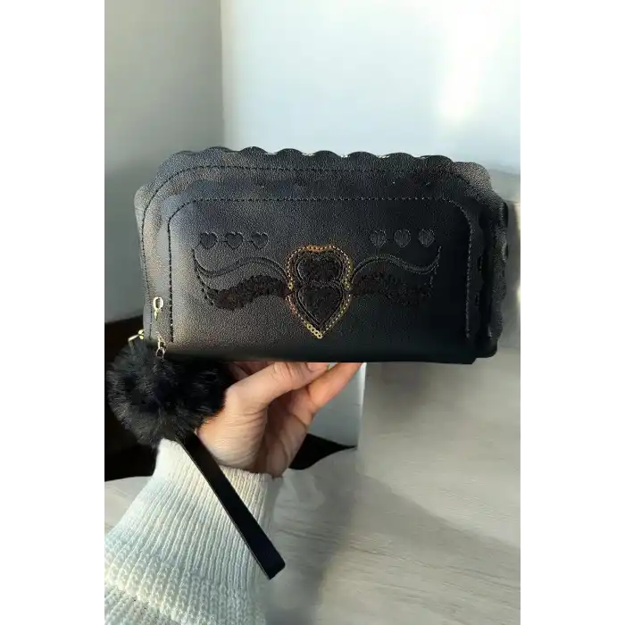 Siyah Renk Kalp Figürlü Ponpon Detaylı Kadın Deri Cüzdan