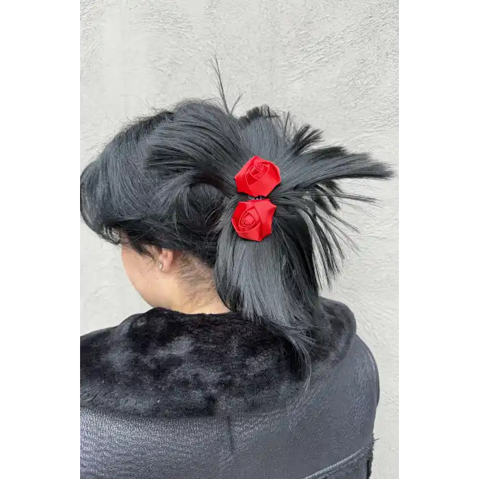 Siyah Renk Kırmızı Gül Detaylı Dağınık Topuz Efektli Mandal Toka