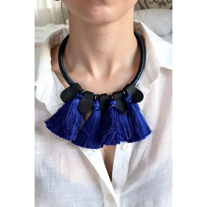 Siyah Ve Mavi Renk Püskül Detaylı Tasarım Kolye