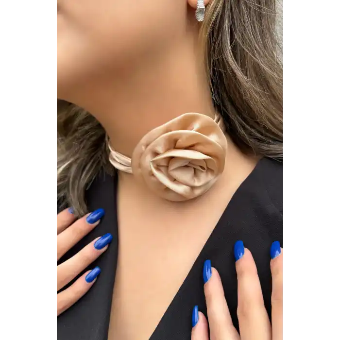 Vizon Renk Gül Detaylı Choker Kolye