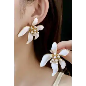 Altın Renk Beyaz Çiçek Figürlü Küpe (Çift)