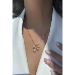 Altın Renk Kurdele Figürlü İnci Ve Taş Detaylı Ezme Pul Kolye