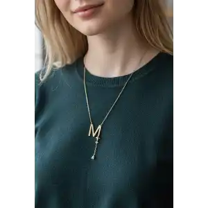 Altın Renk M Harfli Taş Detaylı Çelik Kolye