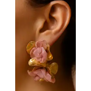 Altın Renk Pembe Çiçek Figürlü Küpe Çift