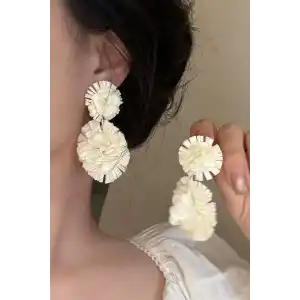 Beyaz Renk Çiçek Figürlü Küpe (Çift)