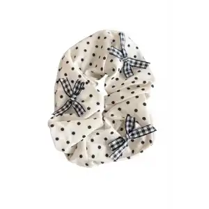 Beyaz Renk Kurdele Ve Puantiye Figürlü Simit Toka