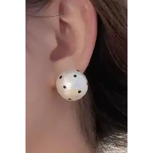 Beyaz Renk Puantiye Detaylı Küpe (Çift)