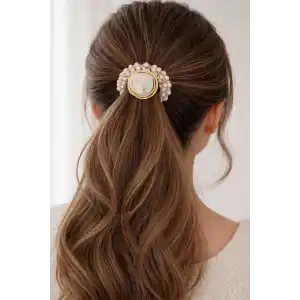 Beyaz Renk Taş Detaylı İncili Lastik Toka