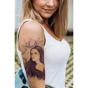 Geçici Kadın Modelli ve Geyik Dövme Tattoo