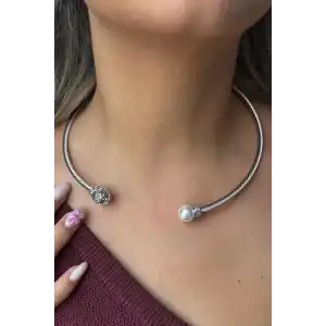 Gümüş Renk Aslan Figürlü İnci Detaylı Metal Choker Kolye