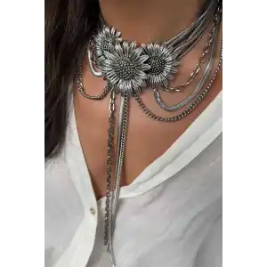 Gümüş Renk Çiçek Figürlü Tasarım Kolye