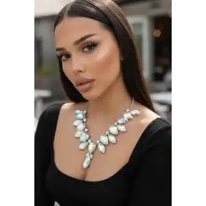 Gümüş Renk Hologram Taş Detaylı Tasarım Abiye Kolye