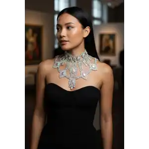 Gümüş Renk Hologram Taş Detaylı Tasarım Abiye Kolye