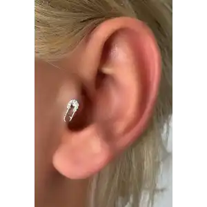 Gümüş Renk İğne Figürlü Taş Detaylı Çelik Tragus/Kıkırdak Küpe/Piercing (Tek)