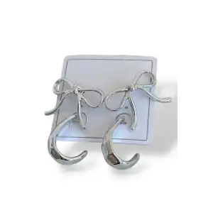 Gümüş Renk Kurdele Figürlü 4lü Küpe Set