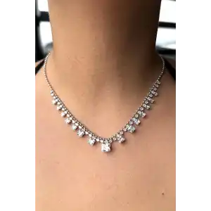 Gümüş Renk Taş Detaylı Kolye