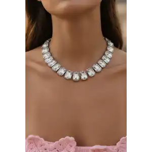 Gümüş Renk Taş Detaylı Tasarım Abiye Kolye