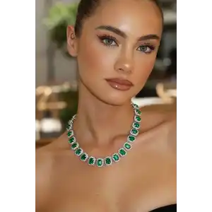 Gümüş Renk Yeşil Taş Detaylı Tasarım Abiye Kolye