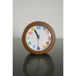 Kahve Renk Mini Dekoratif Alarmlı Yuvarlak Masa Saati
