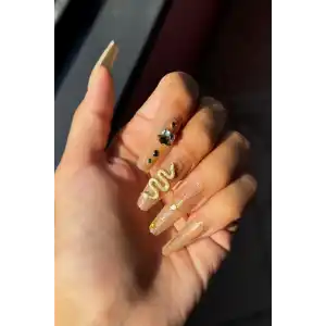 Krem Renk 24´lü Yılan Figürlü Taş Detaylı Takma Tırnak Seti