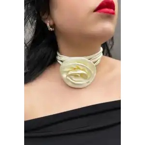 Krem Renk Gül Detaylı Choker Kolye