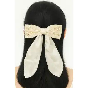 Krem Renk Kurdele Figürlü Taş Ve İnci  Detaylı Otomat Toka