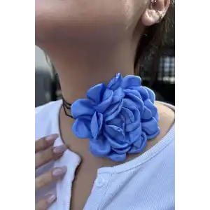 Mavi Renk Gül Detaylı İpli Choker Kolye