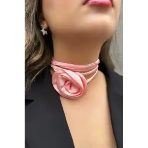 Pembe Renk Gül Detaylı Choker Kolye