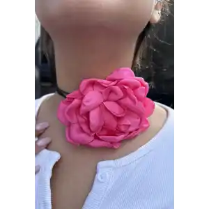 Pembe Renk Gül Detaylı İpli Choker Kolye