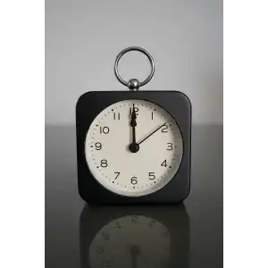 Siyah Renk Dekoratif Işıklı Alarmlı Masa Saati
