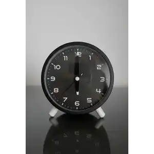 Siyah Renk Dekoratif Işıklı Alarmlı Masa Saati