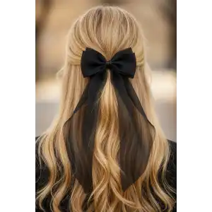 Siyah Renk Kurdele Detaylı Pens Toka