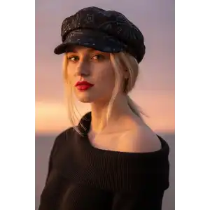 Siyah Renk Pul Detaylı Tasarım Şapka