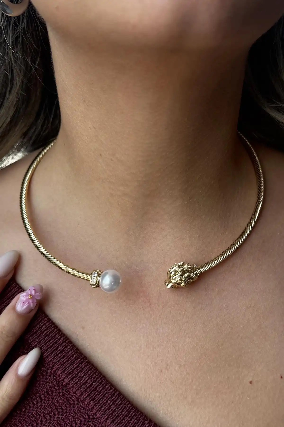 Altın Renk Aslan Figürlü İnci Detaylı Metal Choker Kolye