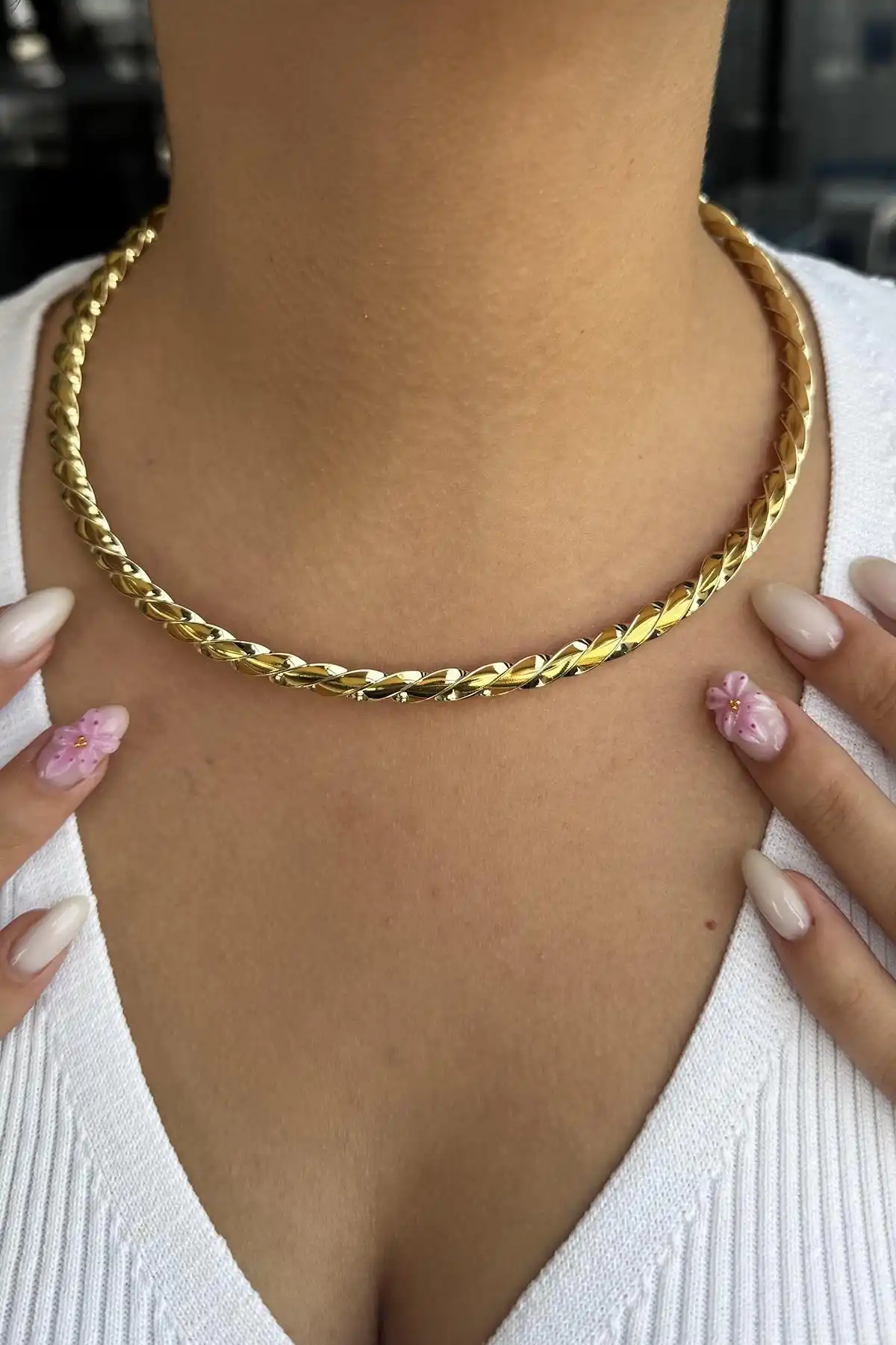 Altın Renk Burgu Detaylı Metal Choker Kolye