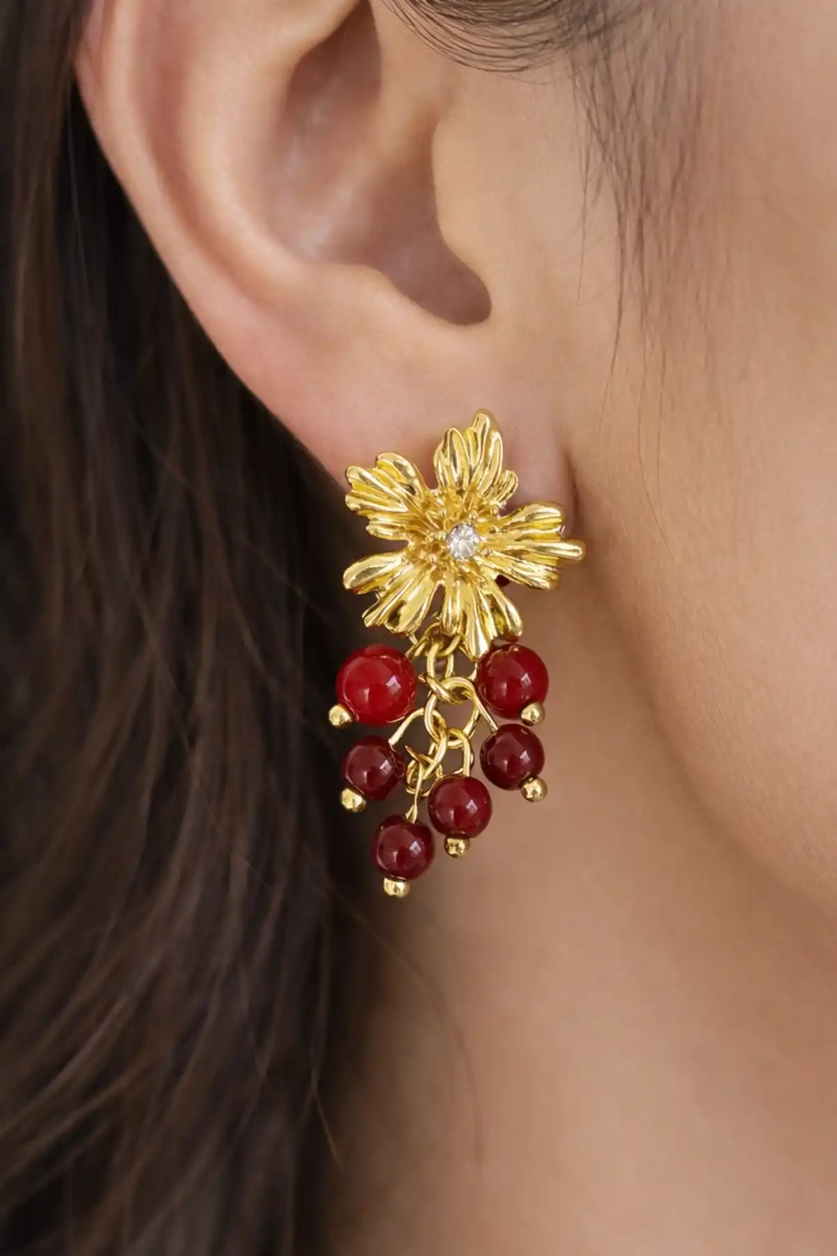 Altın Renk Çiçek Figürlü Sallantılı Küpe (Çift)