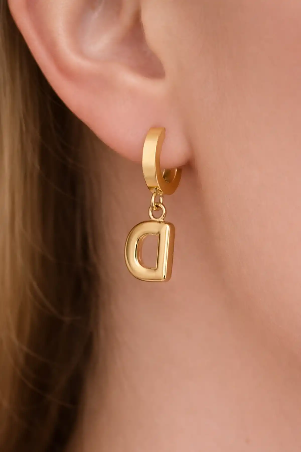 Altın Renk D Harf Çelik Küpe (Çift)