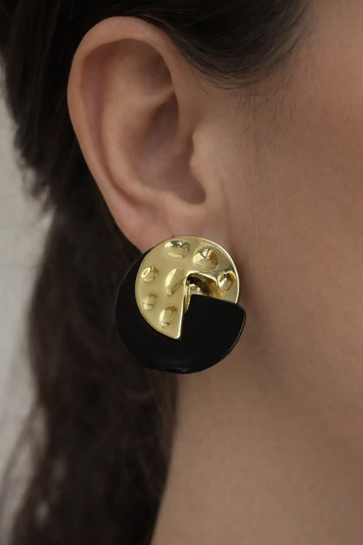 Altın Renk Siyah Detaylı Yuvarlak Küpe (Çift)