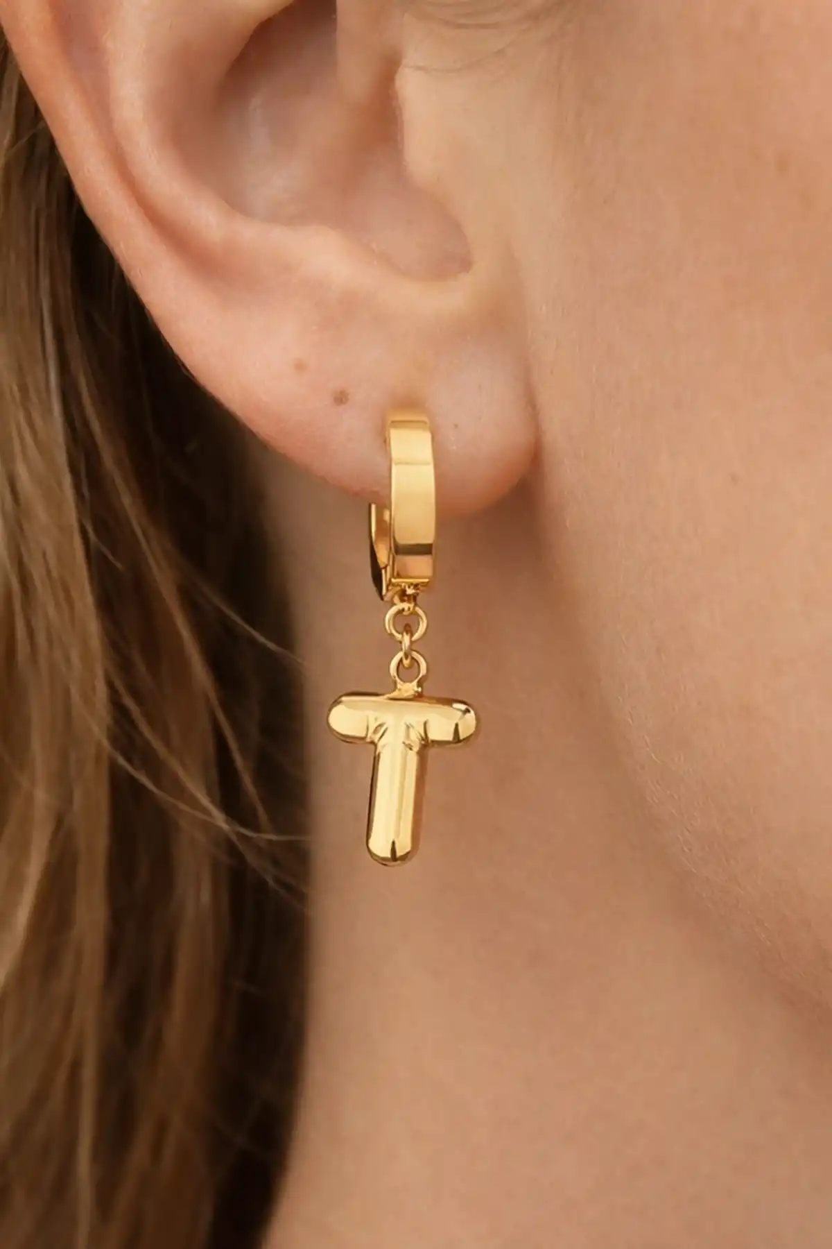 Altın Renk T Harf Çelik Küpe (Çift)