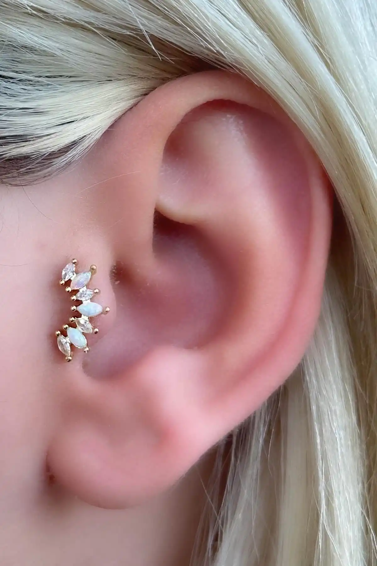 Altın Renk Taş Detaylı Çelik Tragus/Kıkırdak Küpe/Piercing (Tek)
