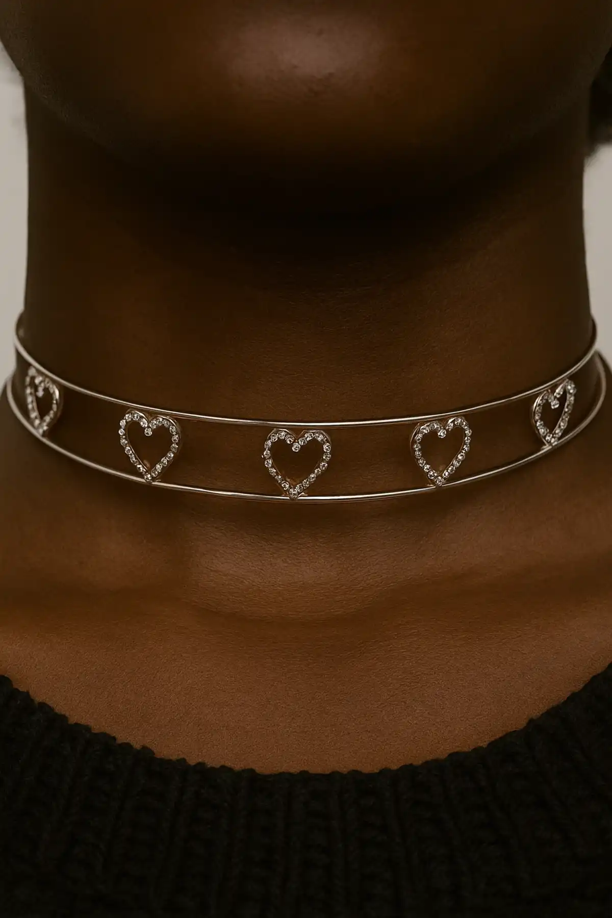 Gümüş Renk Kalp Figürlü Taş Detaylı Choker Kolye