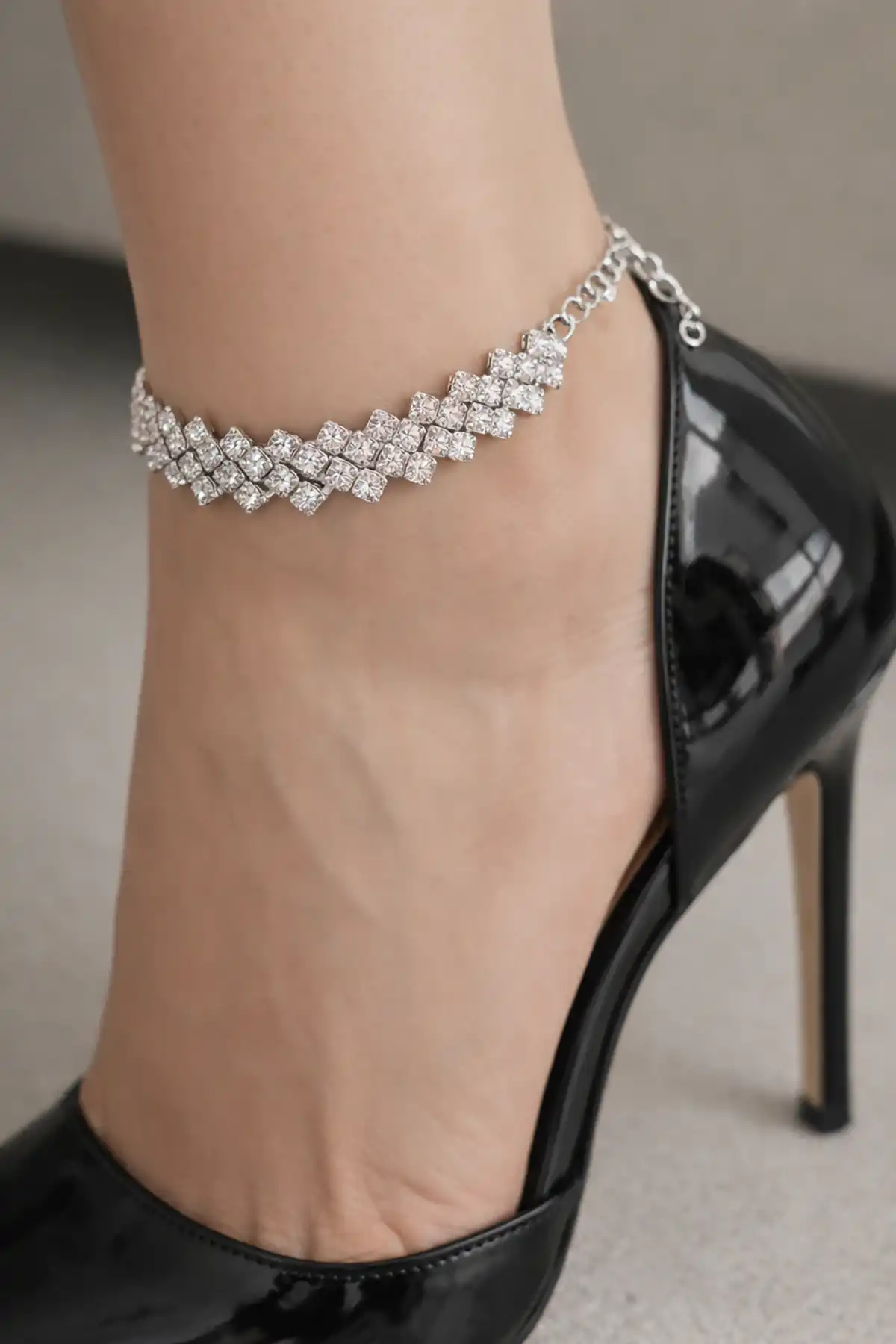 Gümüş Renk Taş Detaylı Tasarım Halhal