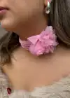 Açık Pembe Renk Çiçek Detaylı Choker Kolye