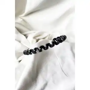 Siyah Renk Kıvrımlı Taç