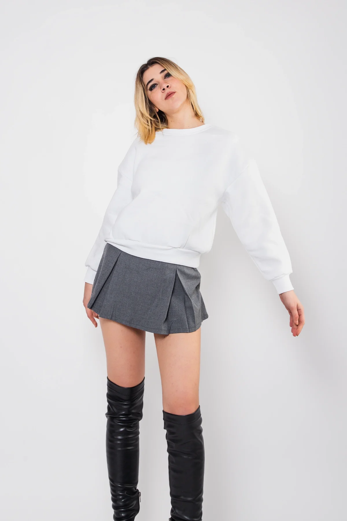 Kapüşonsuz Relaxed Fit Kadın Siyah Basic Sweatshirt